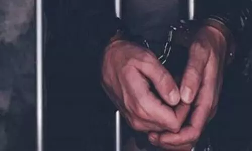 ഡേറ്റിങ് ആപ്പിൽ പരിചയപ്പെട്ട കാമുകിക്ക് ഇടപാടുകാരുടെ 5.7കോടി മറിച്ചുനൽകി; ബാങ്ക് മാനേജർ പിടിയിൽ