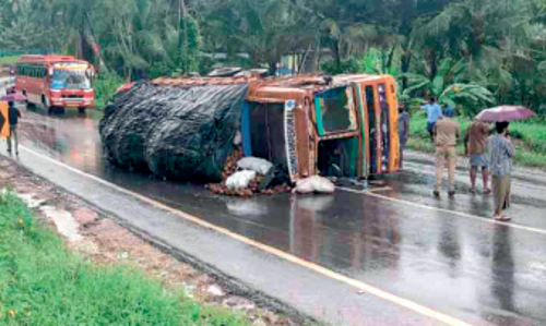 ത​ച്ച​മ്പാ​റ​ക്ക​ടു​ത്ത് ച​ര​ക്കു​ലോ​റി​യും ബ​സും കൂ​ട്ടി​യി​ടി​ച്ച് 28 പേ​ർ​ക്ക് പ​രി​ക്ക്
