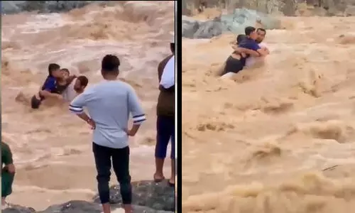 കുതിച്ചൊഴുകിയ വാദിയിൽ കുടുങ്ങിയ കുട്ടികളെ സാഹസികമായി രക്ഷിച്ച് സ്വദേശി യുവാവ് -VIDEO