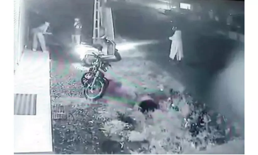 പിണങ്ങോടും വെങ്ങപ്പള്ളിയിലും മോഷണം; മൊബൈൽ ഫോണുകളും പണവും കവർന്നു പിണങ്ങോടും വെങ്ങപ്പള്ളിയിലും മോഷണം; മൊബൈൽ ഫോണുകളും പണവും കവർന്നു