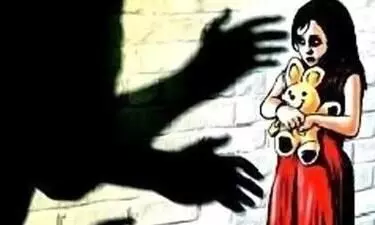 ഓടുന്ന കാറിൽ ആറുവയസ്സുകാരിയെ കൂട്ട ബലാത്സംഗത്തിനിരയാക്കി ഓടുന്ന കാറിൽ ആറുവയസ്സുകാരിയെ കൂട്ട ബലാത്സംഗത്തിനിരയാക്കി