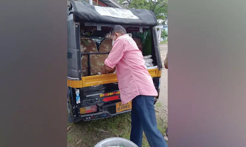 ജോൺസൺ പൊതിച്ചോറ് വാഹനത്തിൽ കയറ്റുന്നു