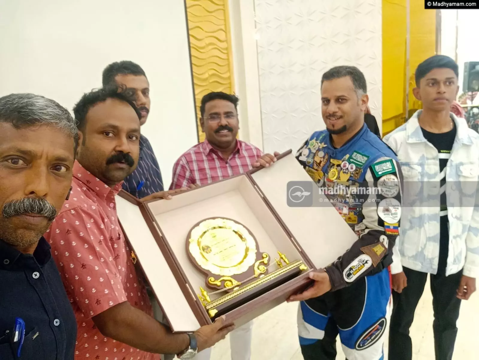 ബൈക്കിൽ 20,000 കിലോമീറ്റർ താണ്ടിയ യാത്ര; സൗദി പൗരൻ സാലാഹ് അസീരിയെ ആദരിച്ചു