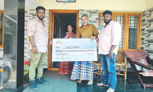 കേരള ബ്രദേഴ്സ് ടാക്സി അഞ്ചുലക്ഷം രൂപ ധനസഹായം നൽകി