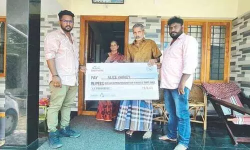 കേരള ബ്രദേഴ്സ് ടാക്സി അഞ്ചുലക്ഷം രൂപ ധനസഹായം നൽകി