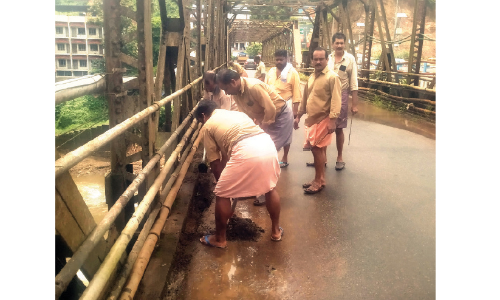 ഇരിട്ടി പഴയപാലം ശുചീകരിച്ച് ഓട്ടോതൊഴിലാളികൾ
