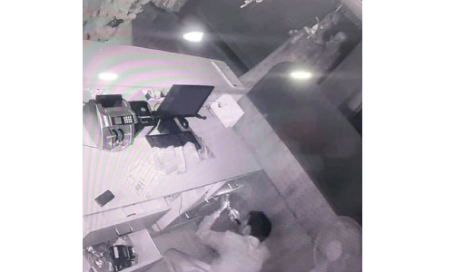 കൊട്ടിയത്ത് വസ്ത്രശാലയിൽനിന്ന് രണ്ട് ലക്ഷം കവർന്നു കൊട്ടിയത്ത് വസ്ത്രശാലയിൽനിന്ന് രണ്ട് ലക്ഷം കവർന്നു