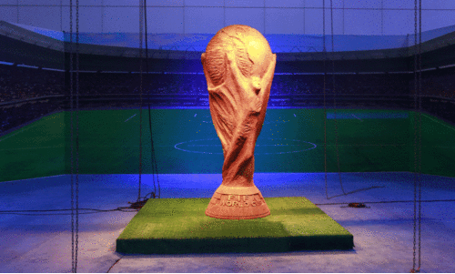 ഫുട്ബാൾ മൈതാനവും ലോക കപ്പ് മാതൃകയും