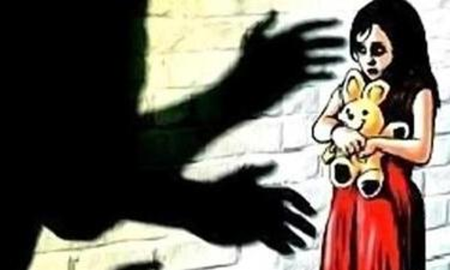 ഓടുന്ന കാറിൽ ആറുവയസ്സുകാരിയെ കൂട്ട ബലാത്സംഗത്തിനിരയാക്കി