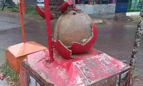 പ്ലാമൂട്ടുക്കടയില്‍  രക്തസാക്ഷി മണ്ഡപം തകര്‍ത്ത നിലയില്‍