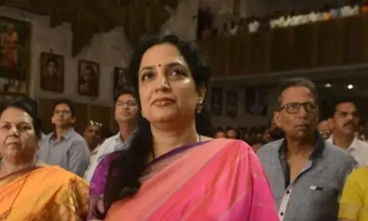 വിമതരുടെ ഭാര്യമാരെ വിളിച്ച് പാർട്ടിയിലേക്ക് മടങ്ങിവരാൻ ആവശ്യപ്പെട്ട് ഉദ്ധവിന്റെ ഭാര്യ