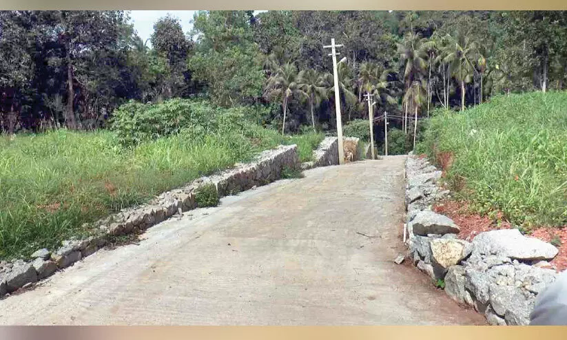 വാര്‍ഡ് അംഗം സ്വന്തം വസ്തുവിലേക്ക് പഞ്ചായത്ത് ഫണ്ടുപയോഗിച്ച് റോഡുനിർമിച്ചതായി പരാതി