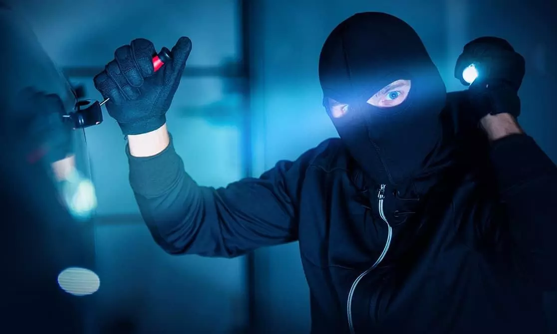 വീടിന്റെ വാതിൽ പൊളിച്ച് 83 പവൻ ആഭരണങ്ങൾ കവർന്നു വീടിന്റെ വാതിൽ പൊളിച്ച് 83 പവൻ ആഭരണങ്ങൾ കവർന്നു