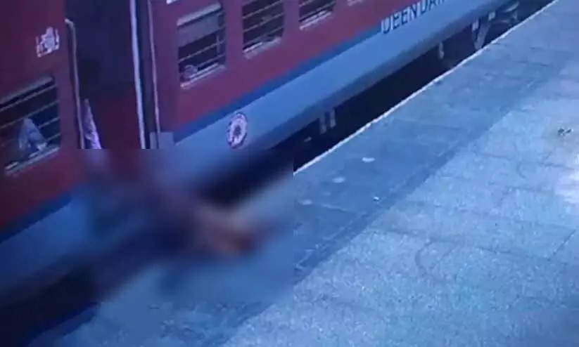 നീങ്ങിത്തുടങ്ങിയ ട്രെയിനിൽ നിന്നും ഇറങ്ങവേ പ്ലാറ്റ് ഫോമിൽ തലയടിച്ച് വീണ് യുവതിക്ക് ഗുരുതര പരിക്ക്