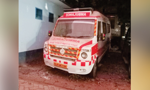 കട്ടപ്പുറത്തായി ജില്ല ആശുപത്രി ആംബുലൻസ്; ഉപയോഗിക്കുന്നത് സ്വകാര്യ വാഹനം