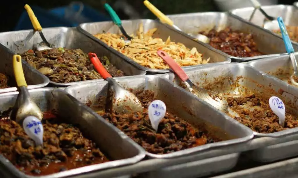 ഹോട്ടലുകളിൽ പരിശോധന; പഴകിയ ഭക്ഷണം നശിപ്പിച്ചു