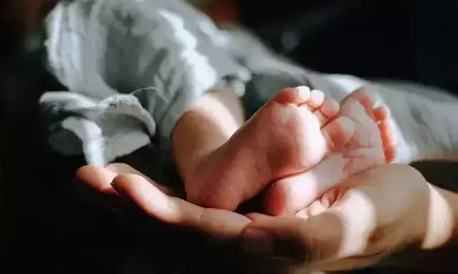 വയറുവേദനയുമായി ശുചിമുറിയിൽ പോയി കുഞ്ഞിന് ജന്മം നൽകി യൂനിവേഴ്സിറ്റി വിദ്യാർത്ഥിനി