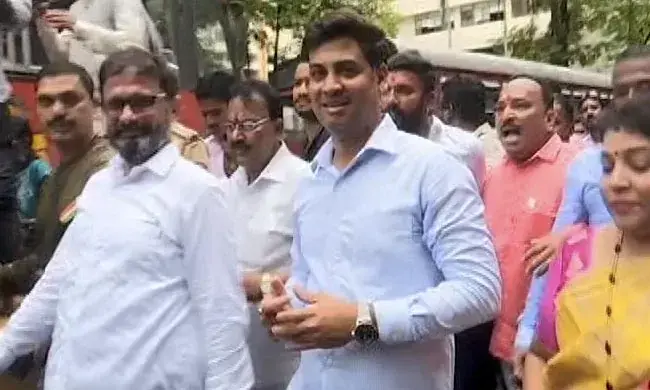 ഇനി ഞങ്ങൾ ശിവ സൈനികർ; ഷി​ൻഡെയുടെ മകൻ