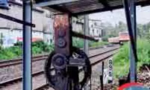 ലെവൽ ക്രോസിലെ ഗേറ്റ് അടച്ചില്ല; ട്രെയിനുകൾ നിർത്തിയിട്ടു