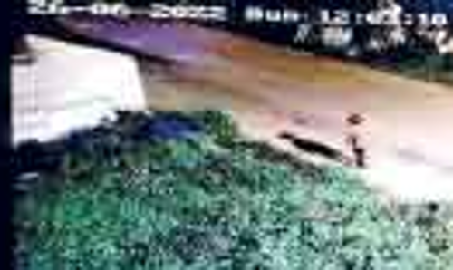 വീ​ട്ടു​കാ​ർ ക​ല്യാ​ണ​ത്തി​ന്​ പോ​യ സ​മ​യ​ത്ത്​ വീ​ട് കു​ത്തി​ത്തു​റ​ന്ന് സ്വ​ർ​ണ​വും പ​ണ​വും ക​വ​ർ​ന്നു