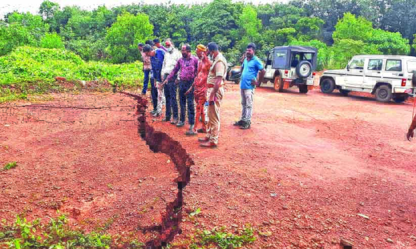 ഇരിട്ടിയിൽ ഭൂമിക്ക് വിള്ളല്‍; റവന്യൂ സംഘം പരിശോധന നടത്തി