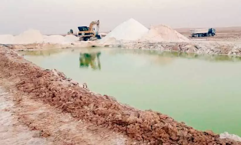 മരുഭൂമിയിലെ വിസ്മയമായി അൽ-ഖസബിലെ ഉപ്പ് പാടങ്ങൾ മരുഭൂമിയിലെ വിസ്മയമായി അൽ-ഖസബിലെ ഉപ്പ് പാടങ്ങൾ