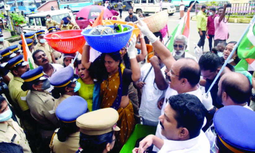മാ​ലി​ന്യ​വു​മാ​യി കോ​ർ​പ​റേ​ഷ​നി​ലേ​ക്ക് കോ​ൺ​ഗ്ര​സ് കൗ​ൺ​സി​ല​ർ​മാ​രു​ടെ മാ​ർ​ച്ച്