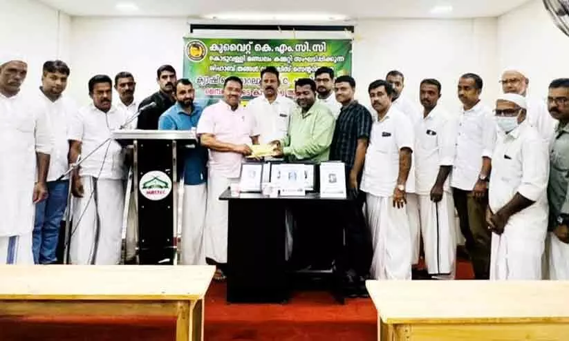 ഡയാലിസിസ് സെന്ററിന് സഹായവും വിദ്യാർഥികൾക്ക് മെമന്റോയും നൽകി