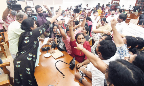 കെട്ടിടാനുമതി തട്ടിപ്പ്; കൗൺസിലിലും പുറത്തും സംഘർഷം