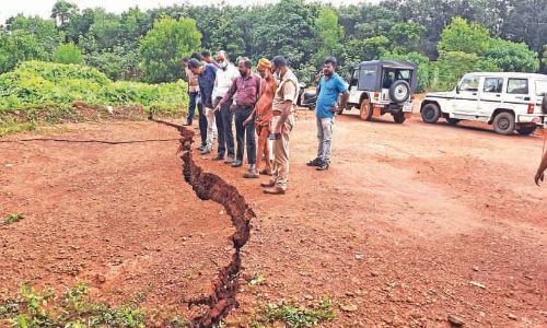ഇരിട്ടിയിൽ ഭൂമിക്ക് വിള്ളല്‍; റവന്യൂ സംഘം പരിശോധന നടത്തി