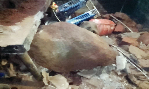 പാതിരാത്രി വീടിനുമേൽ പാറക്കല്ല് പതിച്ചു; അ​മ്മ​യും മ​ക​നും ര​ക്ഷ​പ്പെ​ട്ടു