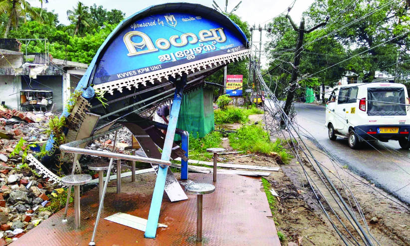 നി​യ​ന്ത്ര​ണം വി​ട്ട ലോ​റി ബ​സ് കാ​ത്തി​രി​പ്പു കേ​ന്ദ്രം ത​ക​ർ​ത്തു