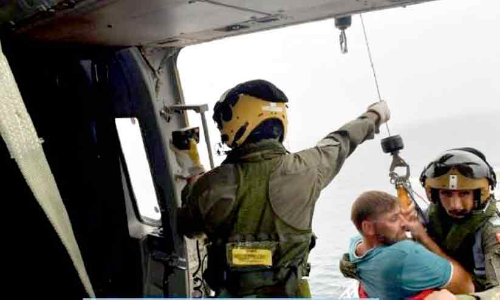 ബോട്ട് തകരാറിലായി; കടലിൽ കുടുങ്ങിയ മൂന്നുപേരെ രക്ഷിച്ചു