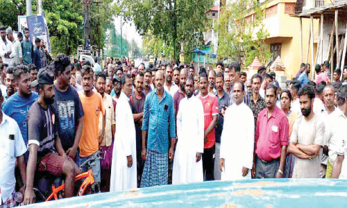 അനധികൃത മീൻപിടിത്തം; മത്സ്യത്തൊഴിലാളികൾ തീരദേശ റോഡ് ഉപരോധിച്ചു