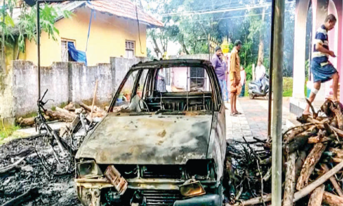 വീടിന്റെ പോർച്ചിൽ കിടന്ന വാഹനങ്ങൾ തീയിട്ട്​ നശിപ്പിച്ചെന്ന്​