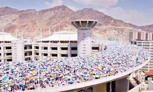 പൈ​ശാ​ചി​ക​ത​യെ ക​ല്ലെ​റി​യ​ൽ