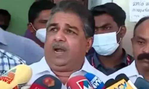 ഫിഷറീസ് ഡയറക്ടറേറ്റില്‍ മന്ത്രിയുടെ മിന്നല്‍ പരിശോധന; വൈകിയ ജീവനക്കാര്‍ക്ക് കാരണം കാണിക്കല്‍ നോട്ടീസ്