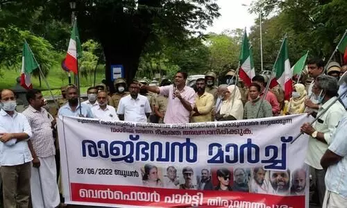 ഭരണ ഭീകരത അവസാനിപ്പിക്കുക എന്നാവശ്യപ്പെട്ട് വെൽഫെയർ പാർട്ടി തിരുവനന്തപുരം ജില്ല കമ്മിറ്റി നടത്തിയ രാജ്ഭവൻ മാർച്ച്