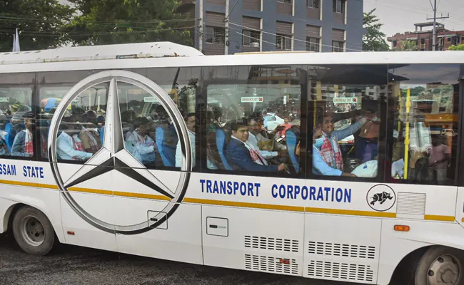 ഉദ്ധവ് താക്കറെയുടെ രാജി തങ്ങളെ സന്തോഷിപ്പിക്കുന്നില്ലെന്ന് വിമത എം.എൽ.എമാർ ഉദ്ധവ് താക്കറെയുടെ രാജി തങ്ങളെ സന്തോഷിപ്പിക്കുന്നില്ലെന്ന് വിമത എം.എൽ.എമാർ