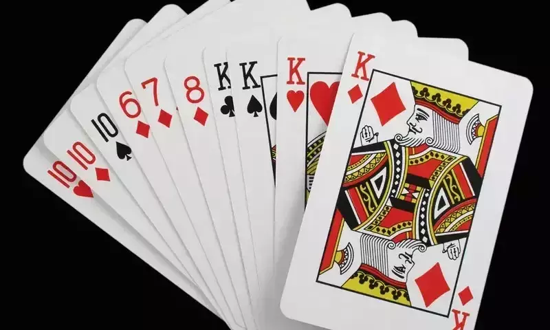 വീട്ടിൽ ചീട്ടുകളി; 12 അംഗസംഘം പിടിയിൽ