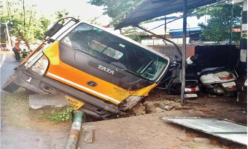 ഡ്രൈവർ ഉറങ്ങി; മിനിലോറി റോഡരികിലേക്ക് ഇടിച്ചുകയറി ഡ്രൈവർ ഉറങ്ങി; മിനിലോറി റോഡരികിലേക്ക് ഇടിച്ചുകയറി
