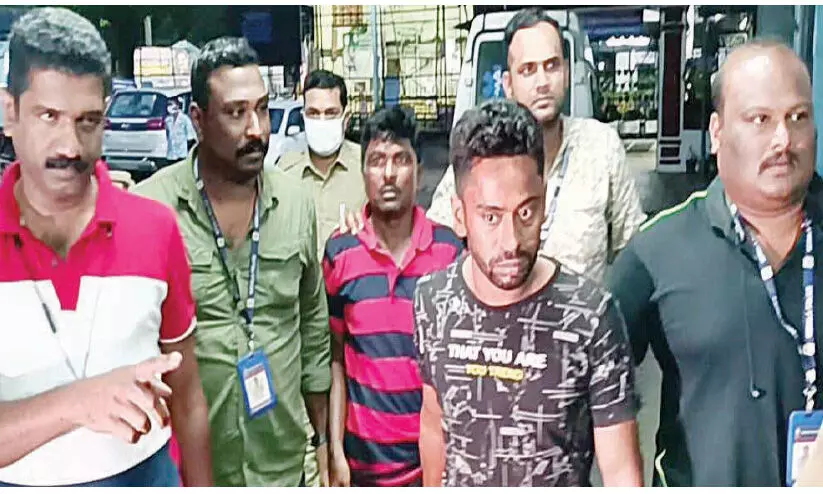 വീടിന്റെ ജനൽ ഇളക്കി 38.5 പവൻ കവർന്ന പ്രതികൾ പിടിയിൽ വീടിന്റെ ജനൽ ഇളക്കി 38.5 പവൻ കവർന്ന പ്രതികൾ പിടിയിൽ