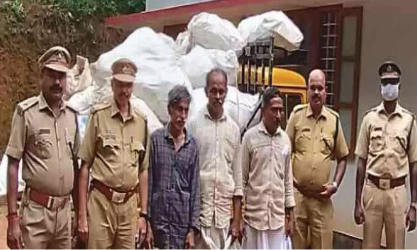 വനത്തിൽ പ്ലാസ്റ്റിക് മാലിന്യം തള്ളുന്ന സംഘം പിടിയിൽ