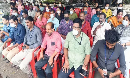 കെട്ടിട നമ്പർ ക്രമക്കേട്; കോർപറേഷൻ ഓഫിസിൽ രാത്രിവരെ പൊലീസ് പരിശോധന കെട്ടിട നമ്പർ ക്രമക്കേട്; കോർപറേഷൻ ഓഫിസിൽ രാത്രിവരെ പൊലീസ് പരിശോധന