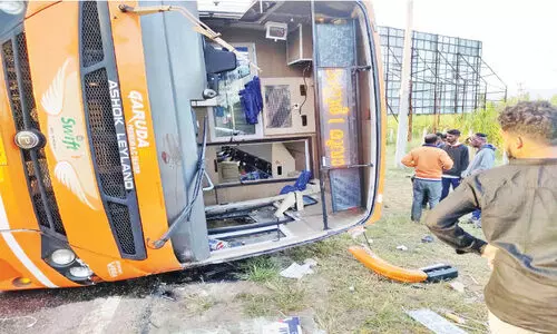 സ്വിഫ്​റ്റ്​ ബസ്​ മൈസൂരുവിന്​ സമീപം മറിഞ്ഞു; ഏഴുപേർക്ക്​ പരിക്ക്