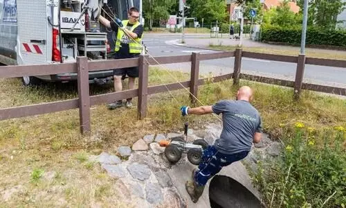 ഒരാഴ്ച മുമ്പ് കാണാതായ എട്ട് വയസുള്ള കുട്ടിയെ അഴുക്കുചാലിൽ നിന്നും ജീവനോടെ കണ്ടെത്തി ഒരാഴ്ച മുമ്പ് കാണാതായ എട്ട് വയസുള്ള കുട്ടിയെ അഴുക്കുചാലിൽ നിന്നും ജീവനോടെ കണ്ടെത്തി