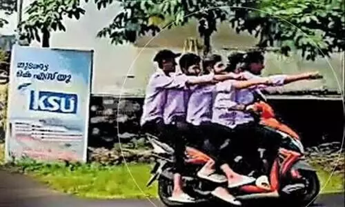 ഒ​രു സ്കൂട്ടറിൽ അഞ്ച് വിദ്യാർഥികൾ; ശിക്ഷയായി ആശുപത്രി സേവനം, ലൈസൻസ് റദ്ദാക്കി