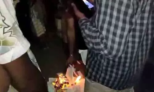 വീട്ടിൽ കയറി ബൈബിൾ കത്തിച്ചു, വീട്ടുടമയെ ഭീഷണിപ്പെടുത്തി; ക്രിസ്ത്യൻ പുരോഹിതൻ ഗ്രാമത്തിൽ വന്നാൽ തല്ലിക്കൊല്ലും