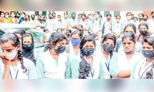 അന്നു യാത്രയായി: വൈകാരികമായി വിടചൊല്ലി സ്കൂൾ അങ്കണം