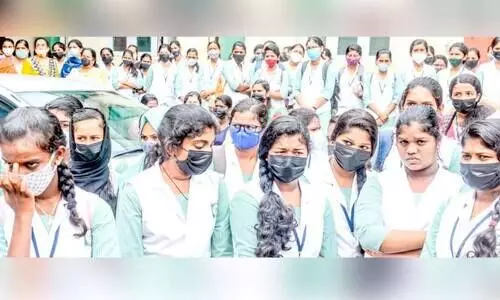 അന്നു യാത്രയായി: വൈകാരികമായി വിടചൊല്ലി സ്കൂൾ അങ്കണം